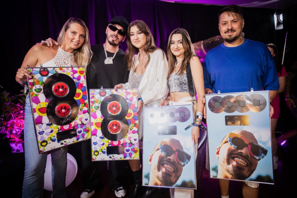 Universal Music România i-a acordat discul de platină lui J Balvin pentru vânzările albumelor „Jose” și „Colores” în România